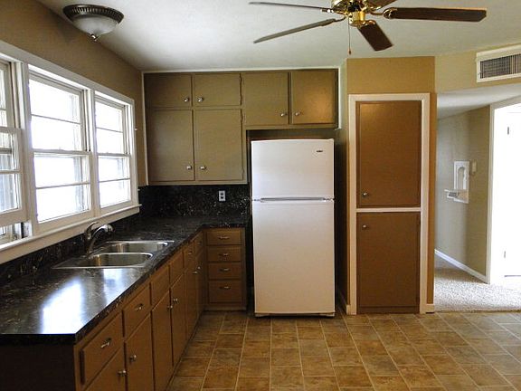 2nd image of 1825 Lyndale Dr