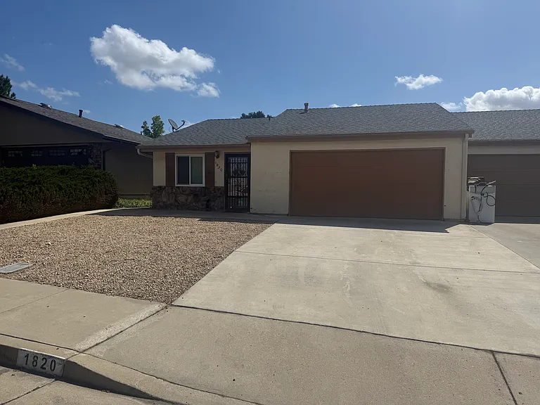 1820 Marigold Ln — Photo 2