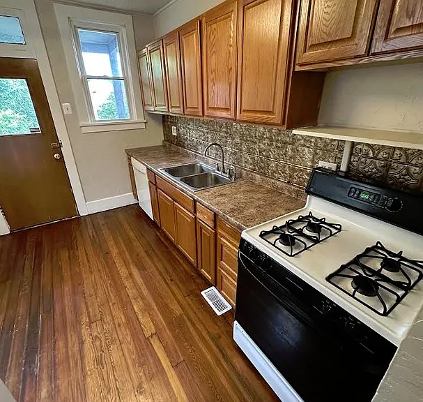 1212 Holmes St #2 — Photo 6