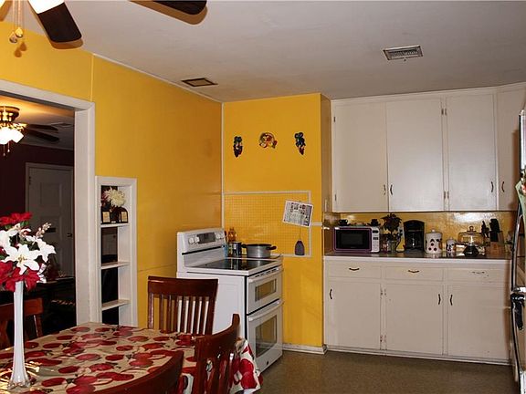 3rd image of 908 S Maxwell St