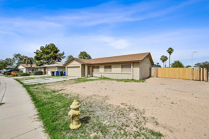 11102 W Turney Ave — Photo 2