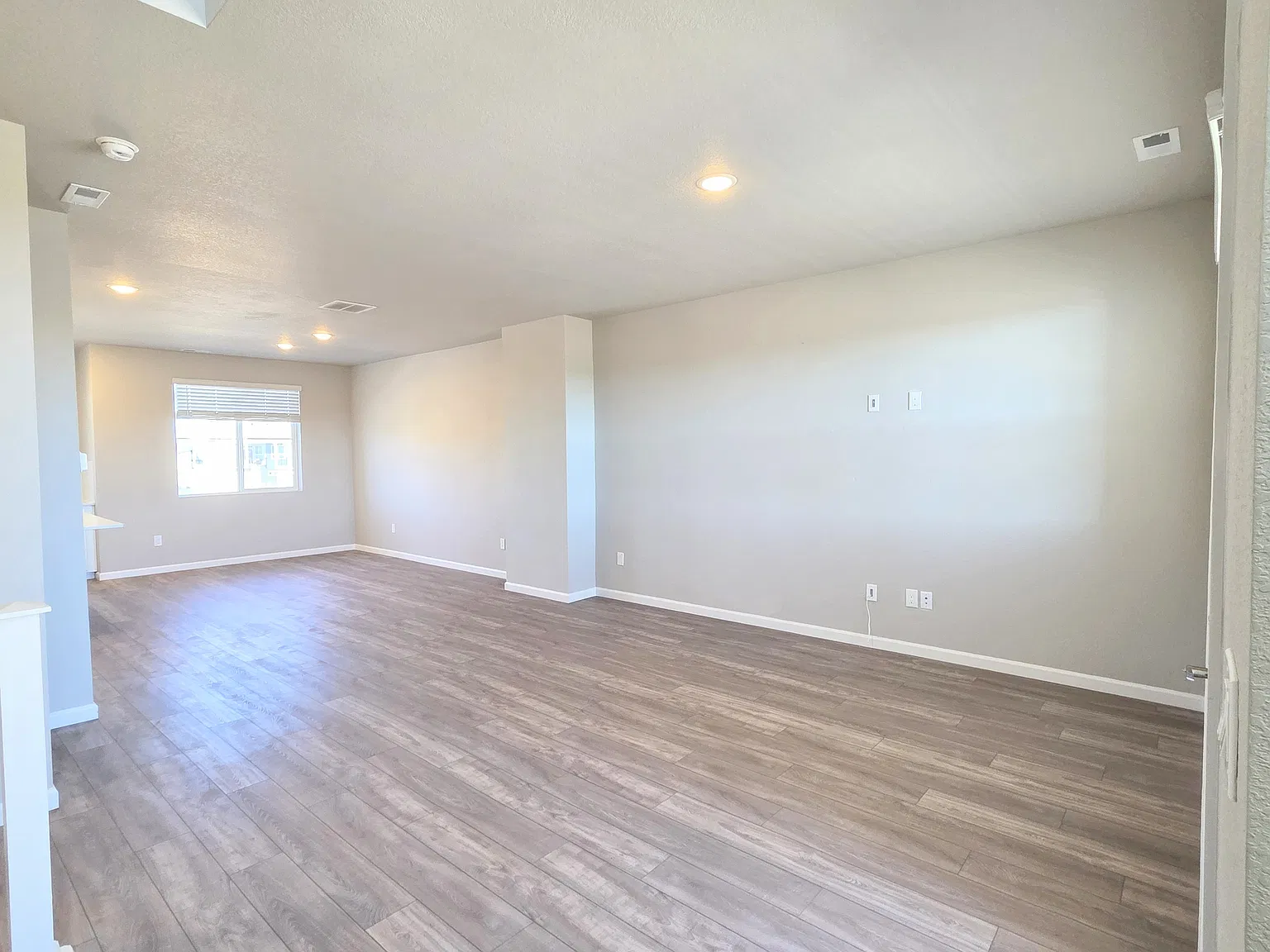 4 bed, 3.5 bath, 2061 sqft, $3,000 — Photo 4