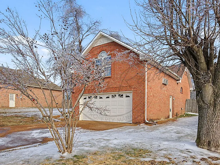 105 Edgeview Dr — Photo 3