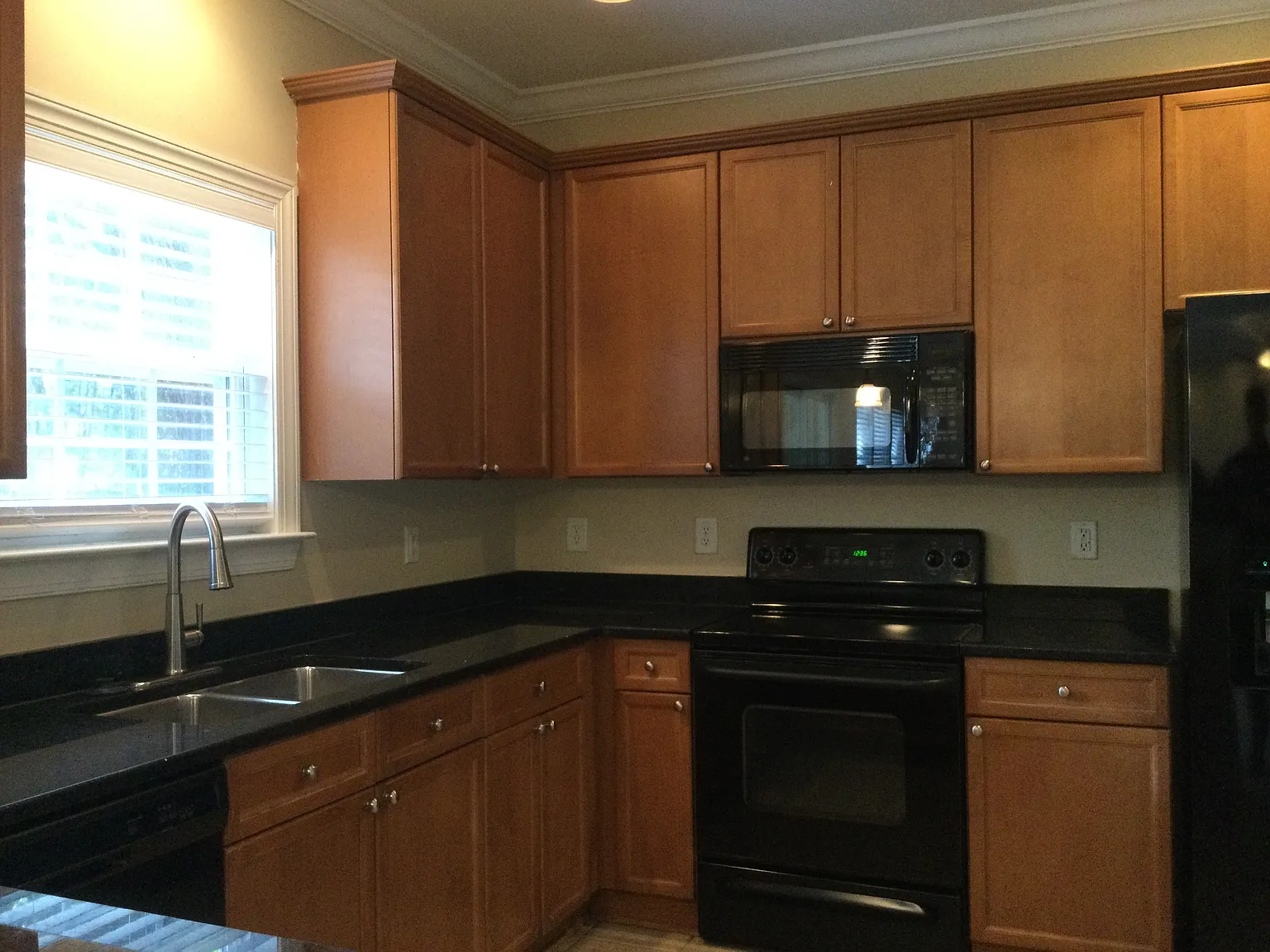 4 bed, 2.5 bath, 1932 sqft, $2,540 — Photo 2