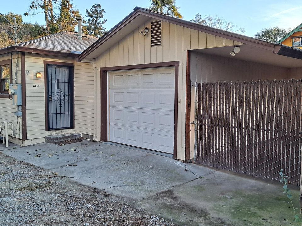 From left to right: Entrance of the alley, garage, car port