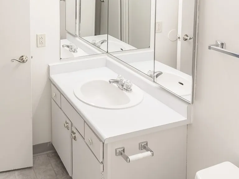 Windsor Gardens Apartments — Photo 117