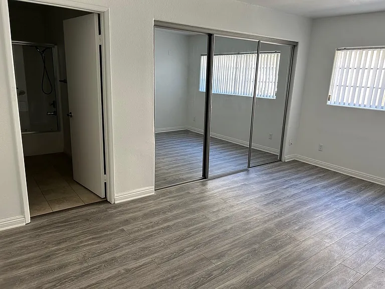 Canoga Luxury Apartments — Photo 45