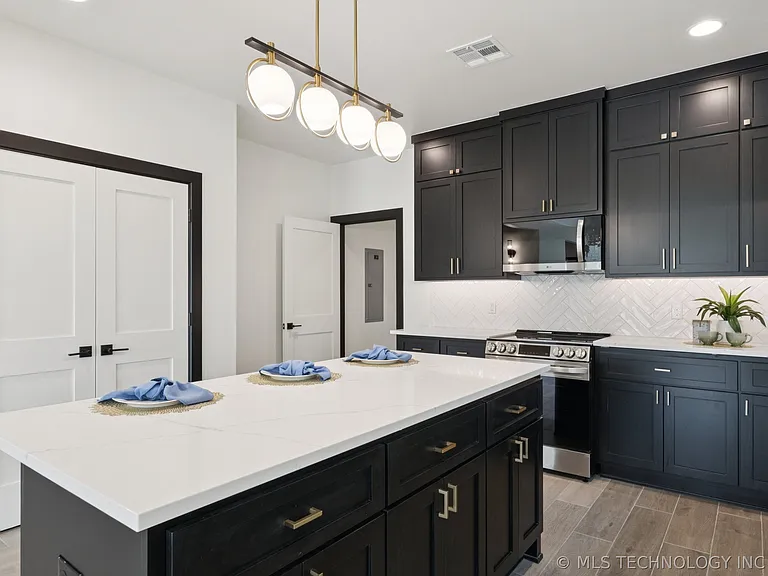 210 S Bluff St #B — Photo 8
