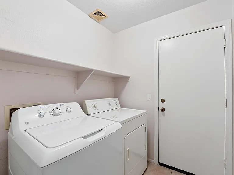 42551 W Hillman Dr — Photo 16