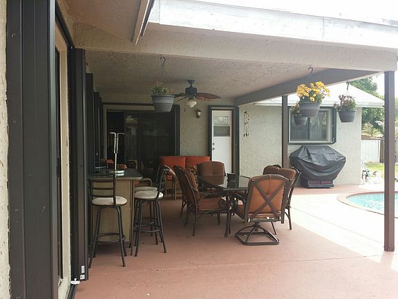 4th image of 701 SW 158th Ter