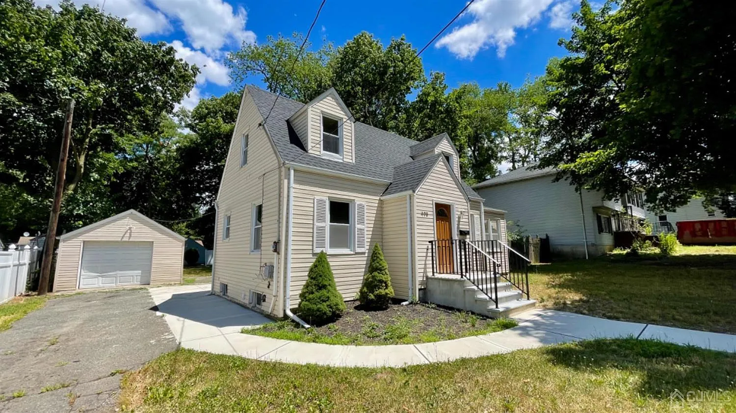 3 bed, 2.0 bath, 1272 sqft, $3,300 — Photo 2