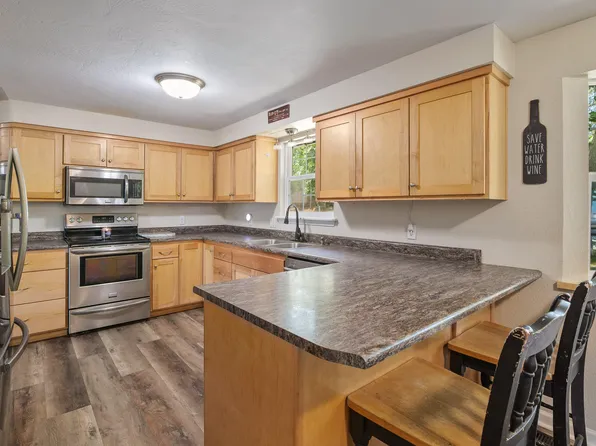 771 Rainbow Dr, Grants Pass, OR 97526