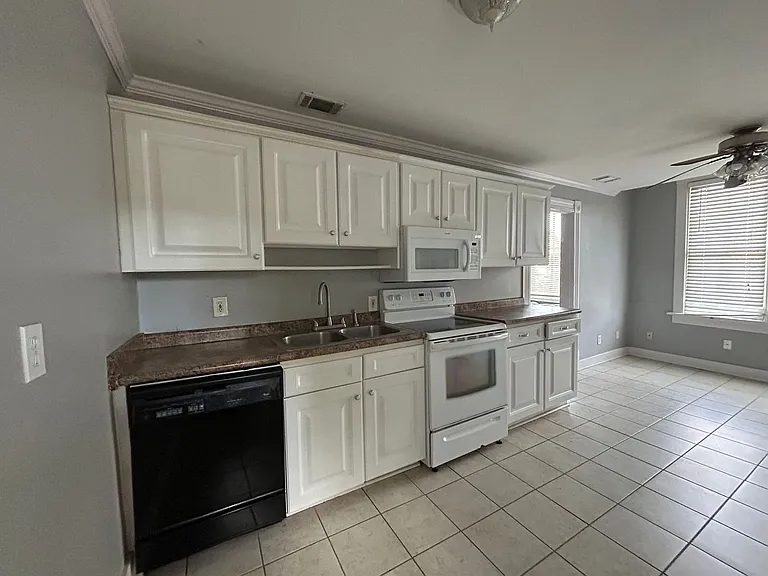 1114 Lincoln St — Photo 6