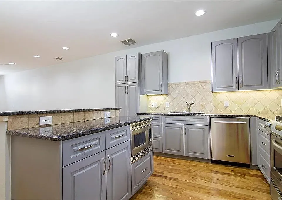 2 bed, 2.5 bath, 2049 sqft, $3,200 — Photo 3