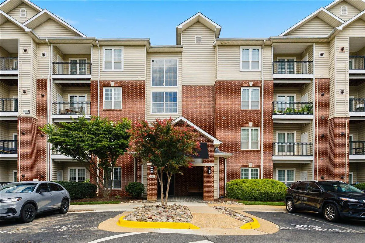 1 bed, 1.0 bath, 998 sqft, $1,900 — Photo 1