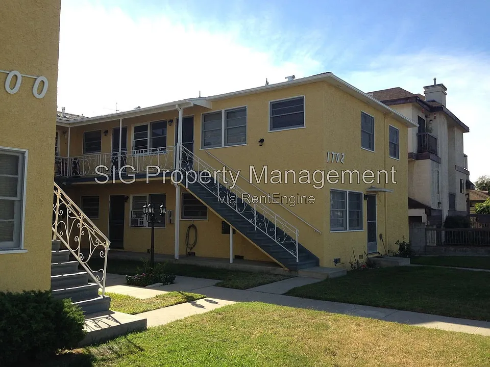 1702 W Victory Blvd