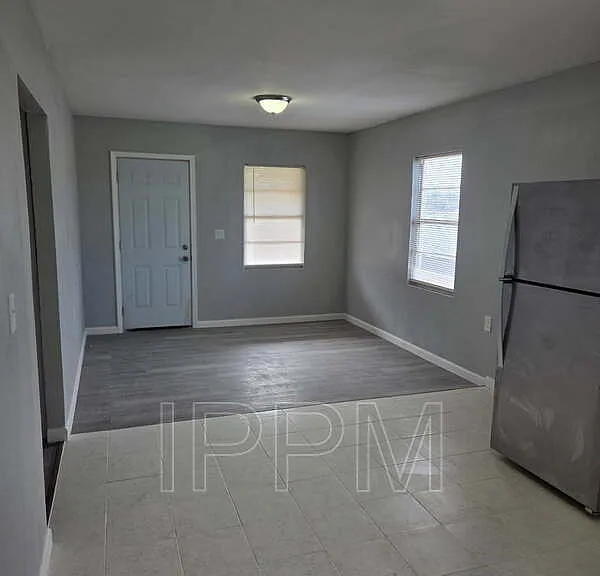 1141 W Acacia Ave #8 — Photo 2