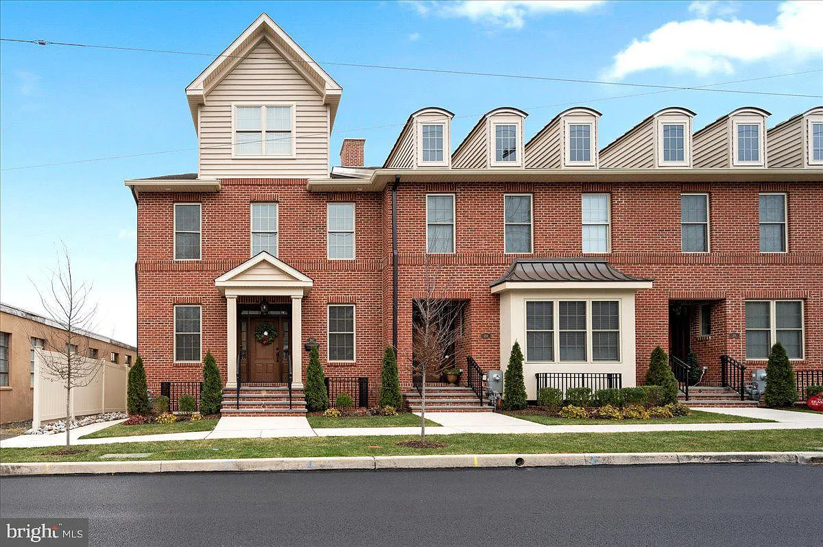 2 bed, 4.0 bath, 1638 sqft, $4,650 — Photo 1