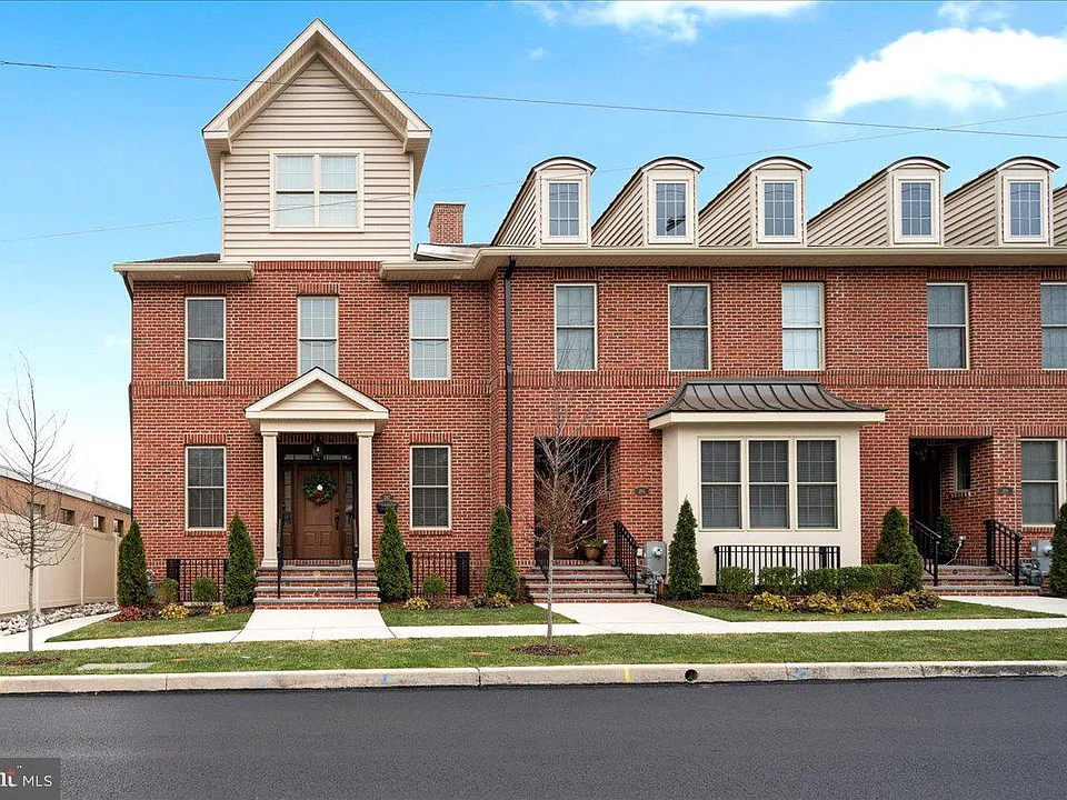 262 W Ashland St
