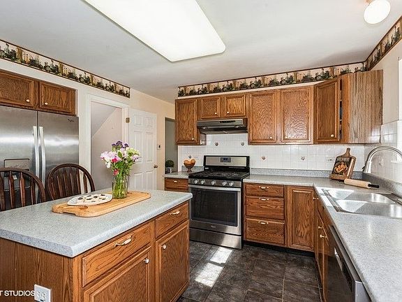 3rd image of 332 Greenview Dr