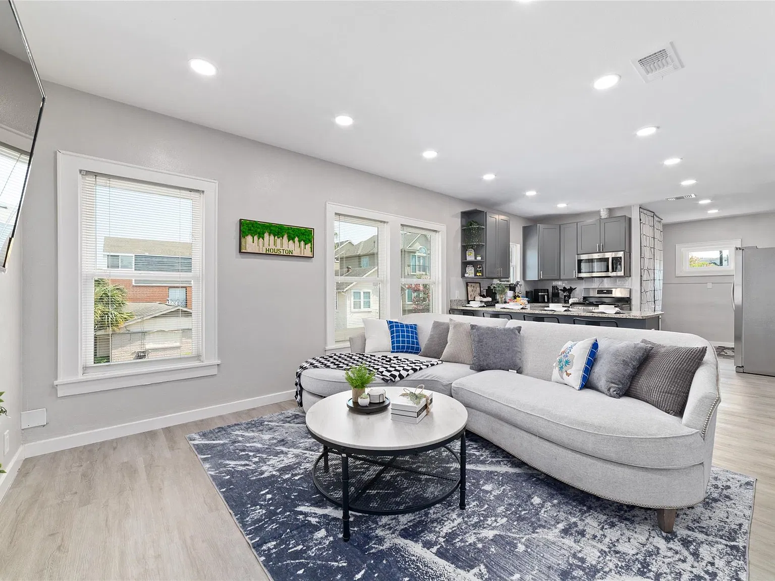 3 bed, 2.0 bath, 2880 sqft, $3,600 — Photo 3