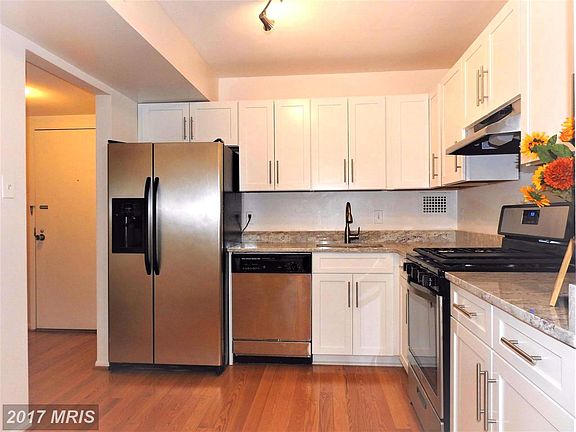 2nd image of 118 Monroe St #10