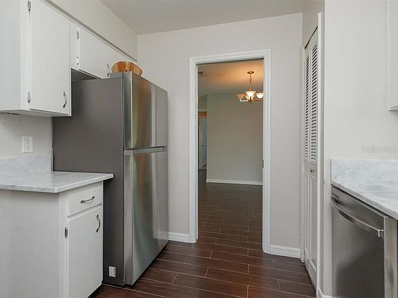 4th image of 826 Carvell Dr
