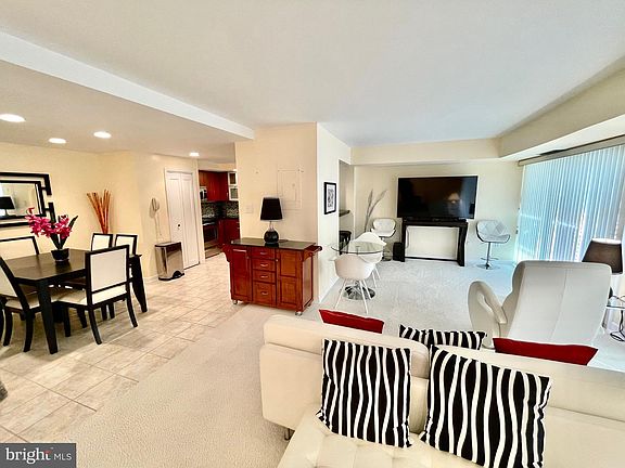 5th image of 527 N Boardwalk Unit 503