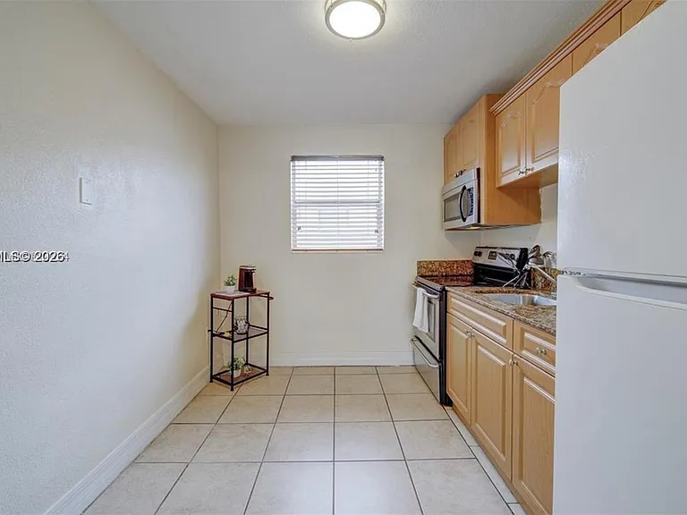 427 SW 6th St #4 — Photo 3