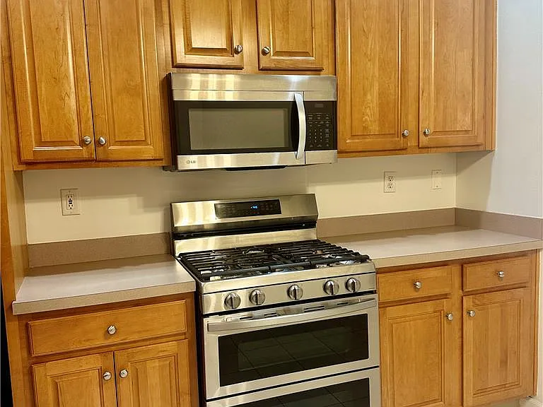 4312 Creek Rd — Photo 8