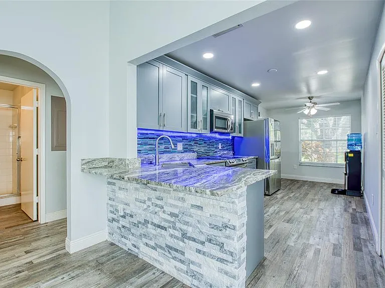 2390 Bentley Dr — Photo 12