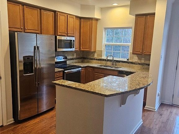 4th image of 409 Creekwillow Dr