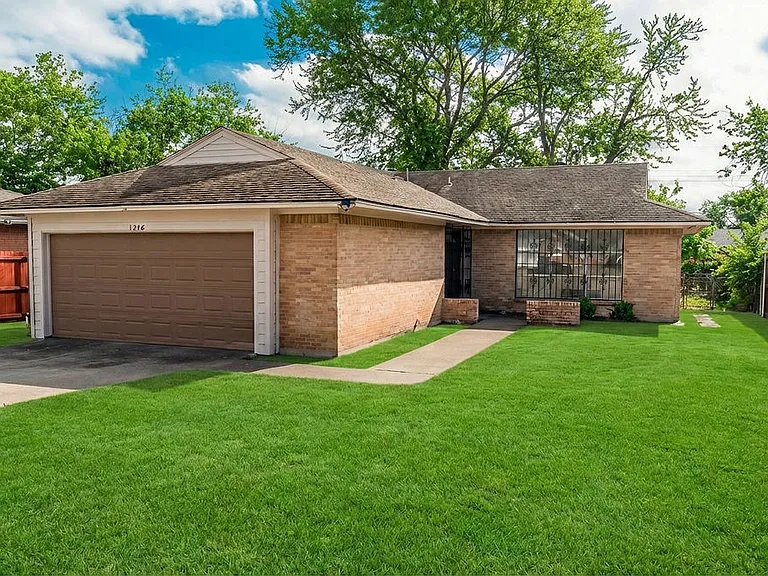 1246 Brookmere Dr — Photo 1