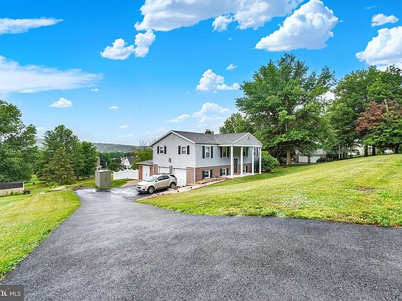 3rd image of 20 Oak Dr