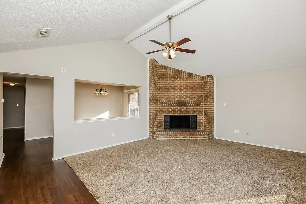 3 bed, 2.0 bath, 1882 sqft, $2,220 — Photo 4