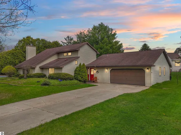 300 Barbara St, Cadillac, MI 49601