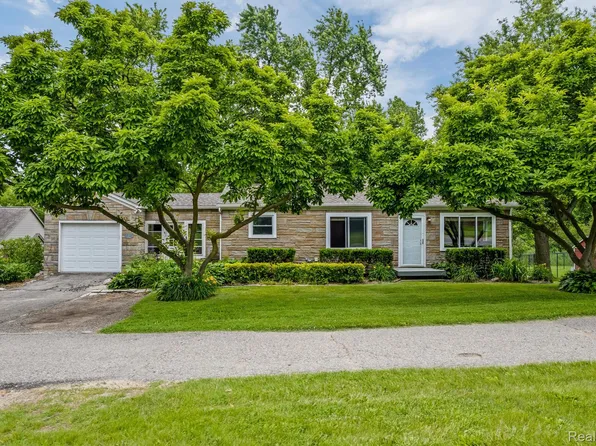 3395 W Auburn Rd, Rochester Hills, MI 48309