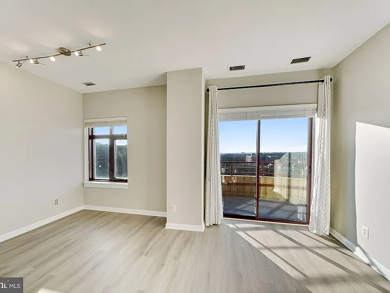 2400 Clarendon Blvd #Penthouse 12 — Photo 9