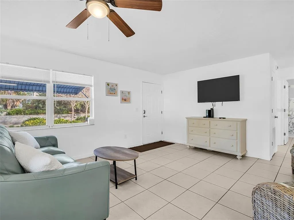 3 bed, 1.0 bath, 999 sqft, $3,000 — Photo 4