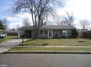 24 Outlook Ln, Levittown, PA