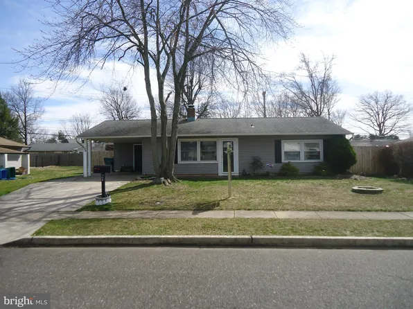 24 Outlook Ln, Levittown, PA 19055