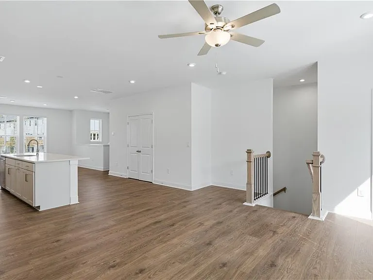 376 Sunset Hollow St — Photo 5