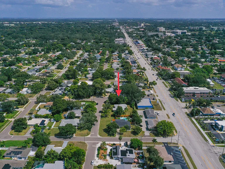 2420 Mineola Dr S — Photo 32