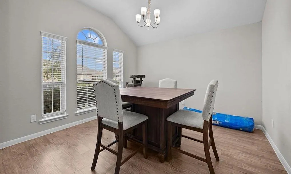 3 bed, 2.0 bath, 1740 sqft, $2,300 — Photo 3