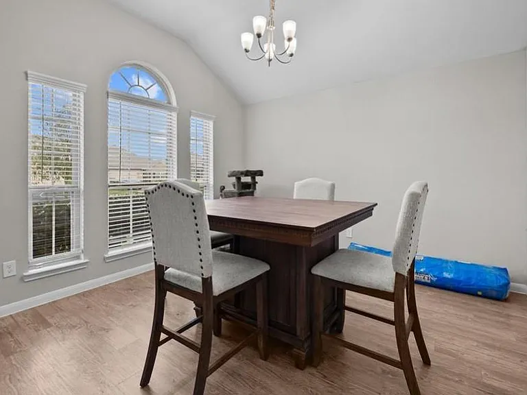 689 Forest Bend Ln — Photo 3