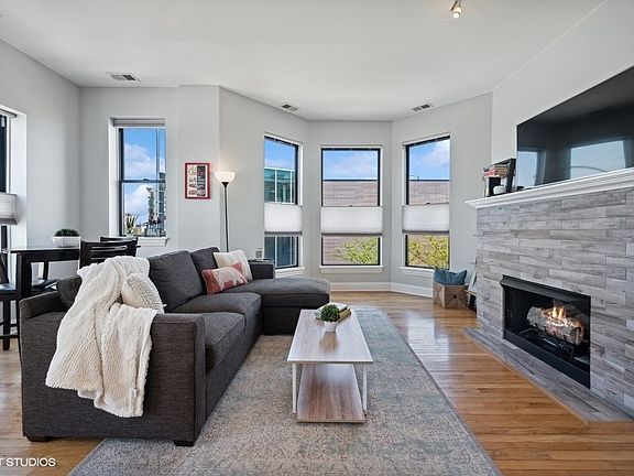 4th image of 3175 N Lincoln Ave APT 301