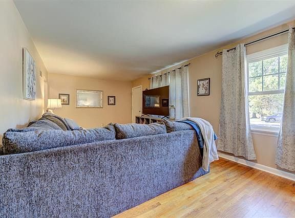 5th image of 10804 Three Court Dr