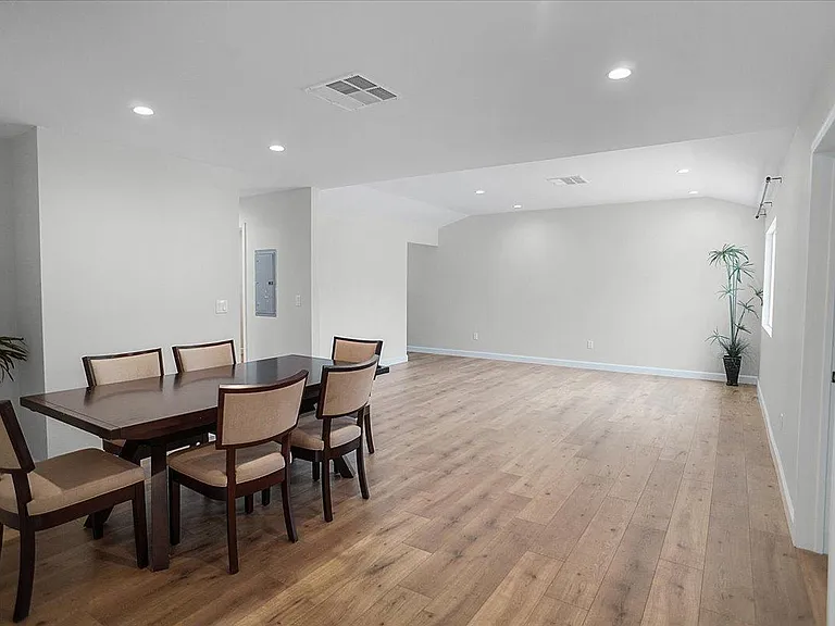 22934 Roscoe Blvd — Photo 4