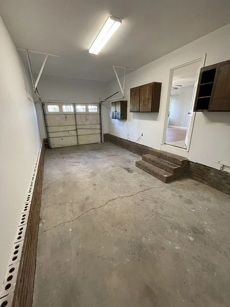3 bd 1.5 ba Ranch with a garage and screen in deck — Photo 2