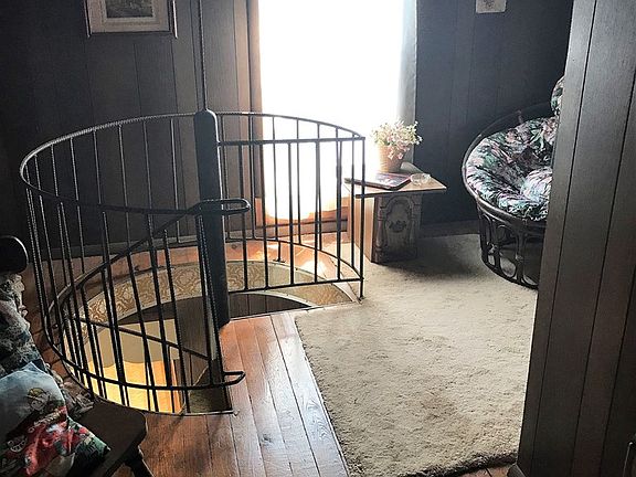 3rd image of 212 College Ave